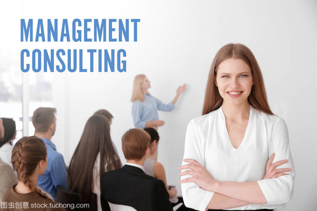 管理咨詢的概念。青年婦女和會議管理人員小組